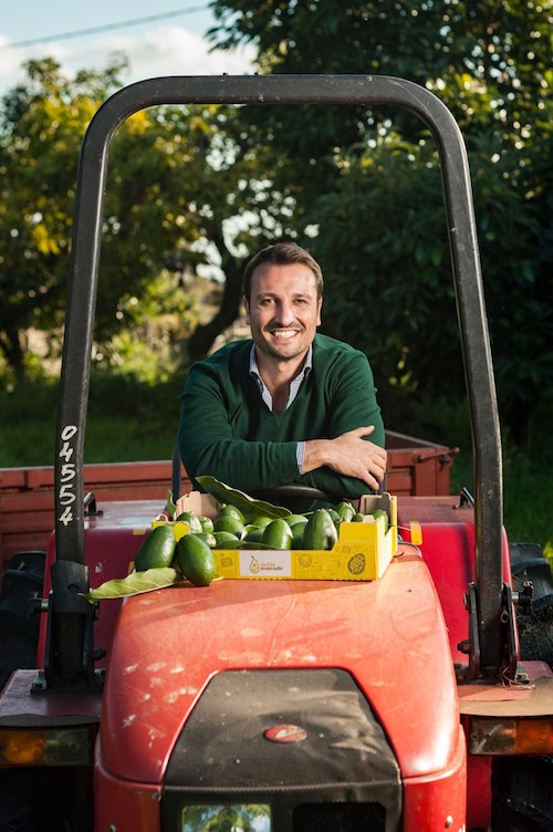 Andrea Passanisi con trattore e avocado