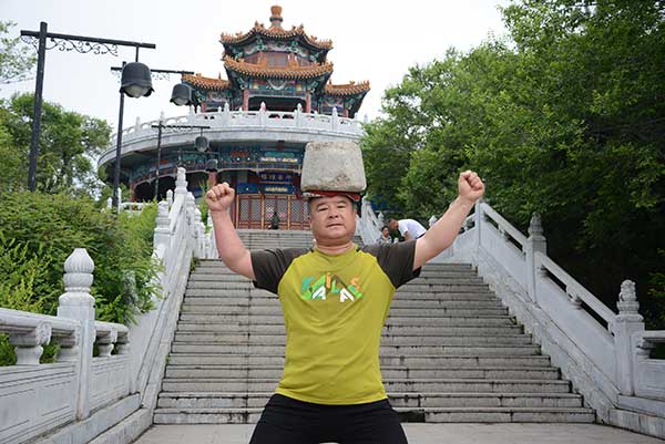 Cong Yan camminare con una pietra in testa