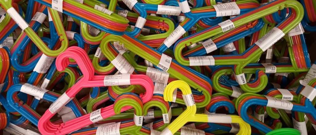 riciclo creativo delle grucce o stampelle