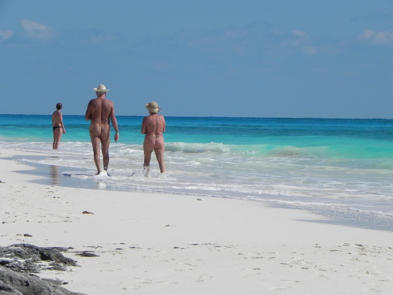 naturismo, coppia di naturisti in spiaggia
