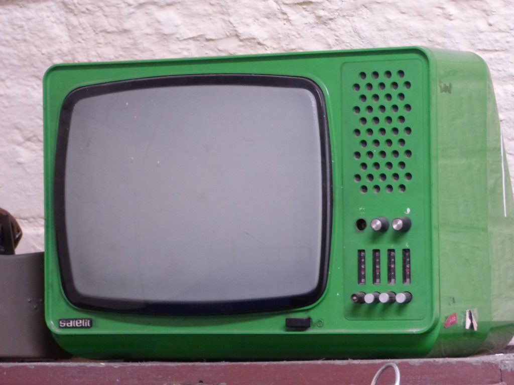 televisore verde d'epoca
