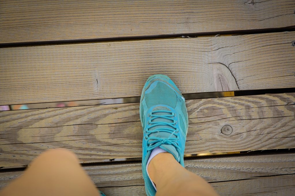 camminare con scarpe sportive
