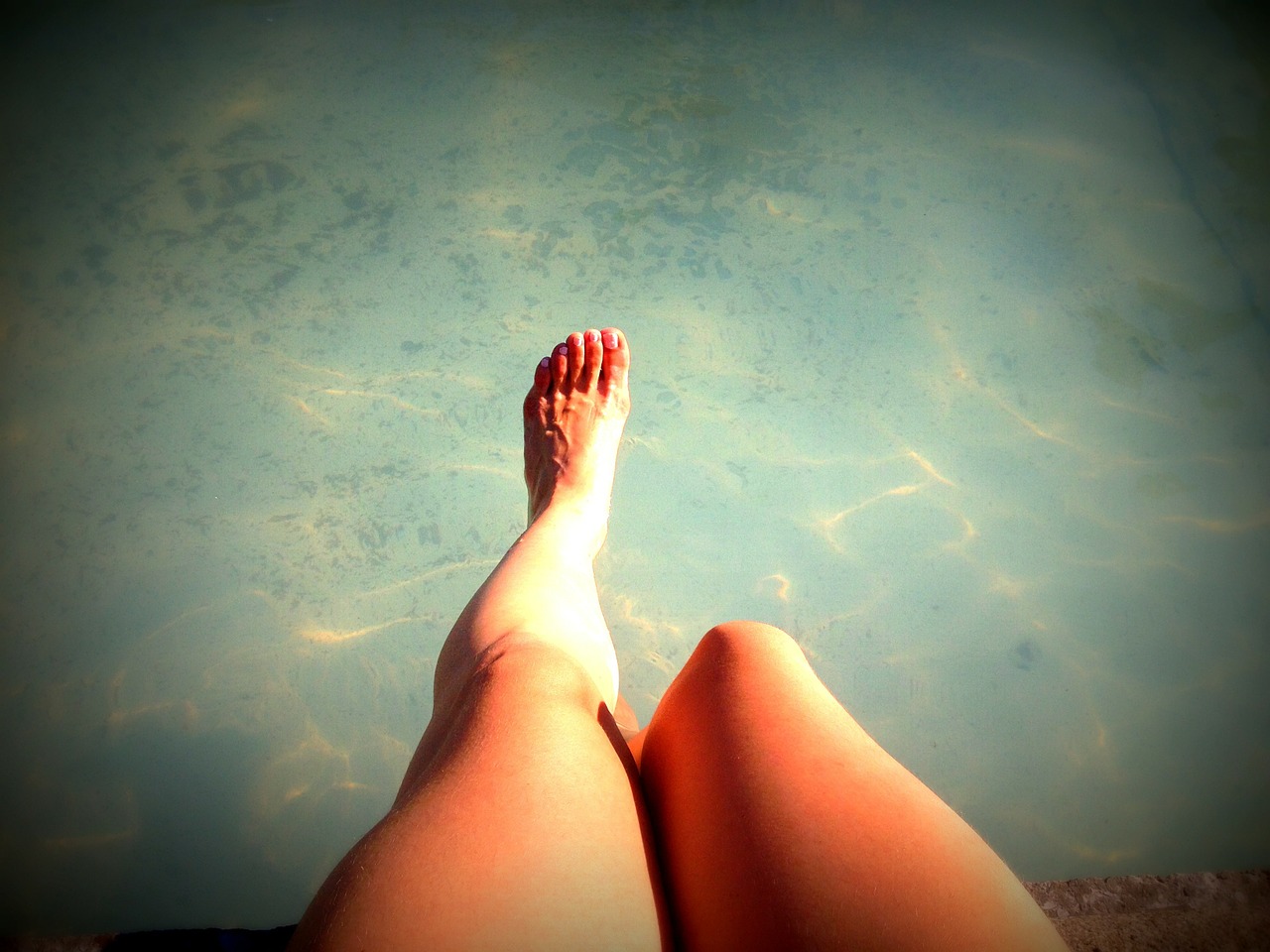 piedi in acqua, abbronzatura